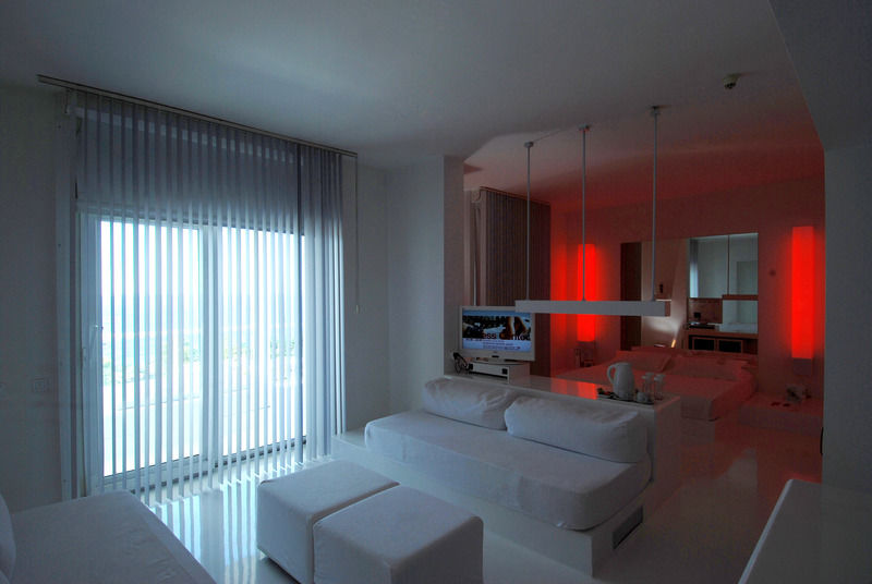 Hotel Su & Aqualand Antalya Exterior foto A living room with a red mood lighting