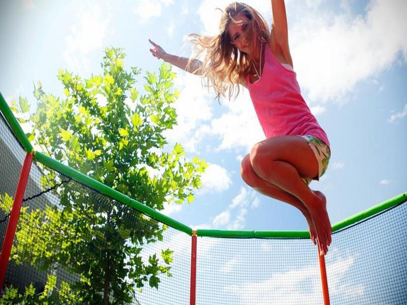 Hotel Su & Aqualand Antalya Exterior foto A woman on a trampoline