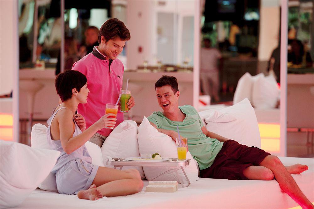 Hotel Su & Aqualand Antalya Exterior foto A waiter serving drinks